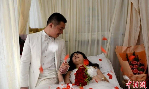 Chàng trai chụp ảnh cưới với bạn gái trên giường bệnh