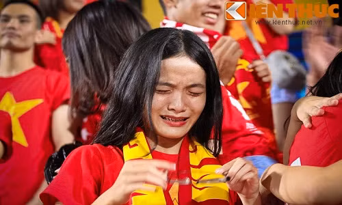 U19 Việt Nam thất trận, dàn CĐV nữ bật khóc trên khán đài