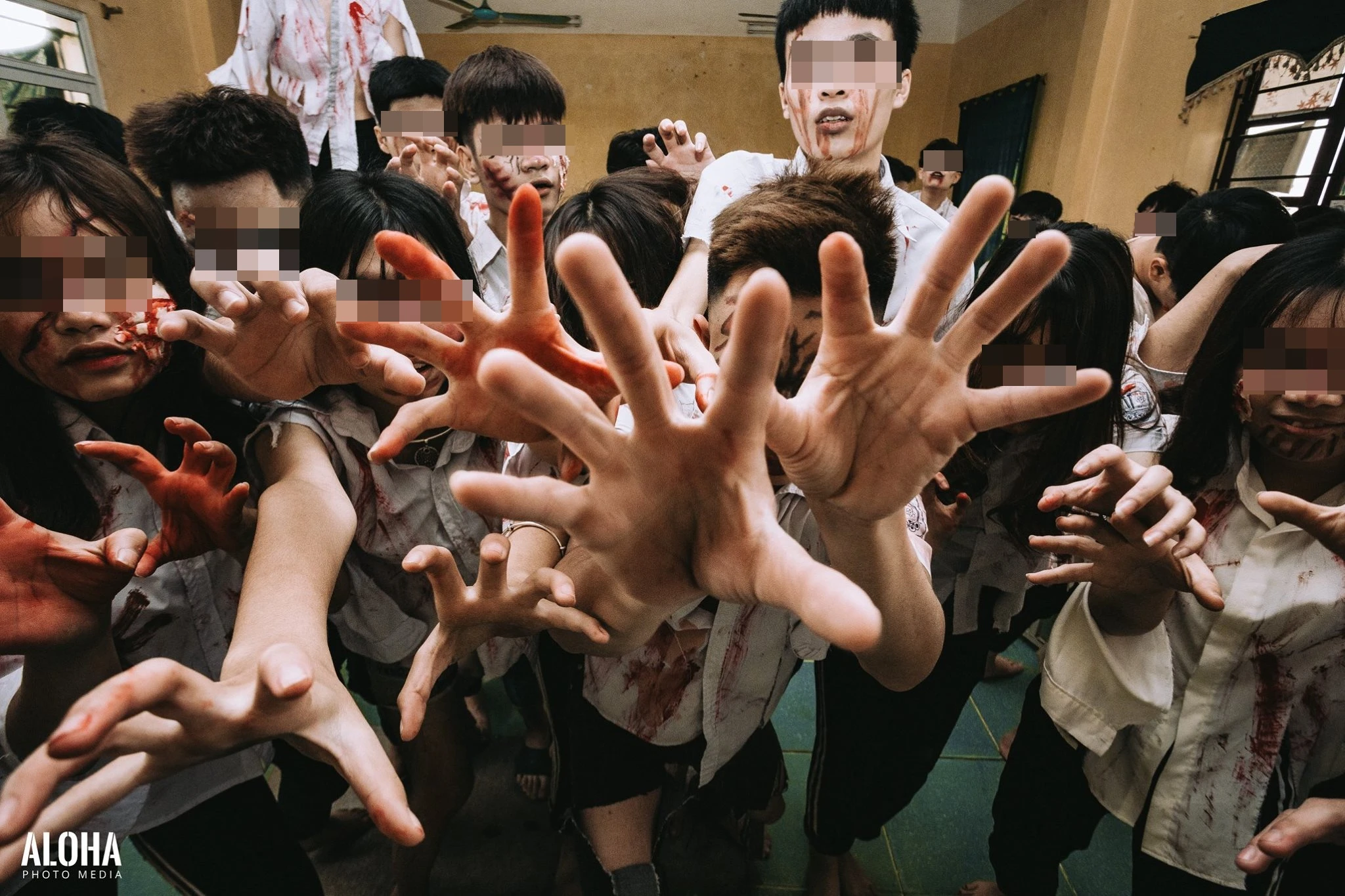 Teen Hà Nội gây tranh cãi khi hóa trang thành "xác sống" chụp ảnh kỷ yếu