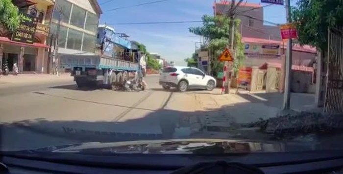 Video: Lao vào ô tô, nam thanh niên suýt bị xe đầu kéo cán nát chân