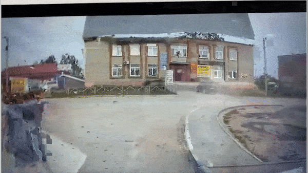 Video: Gió mạnh thổi toàn bộ mái của tòa nhà bay xuống đường ở Nga 