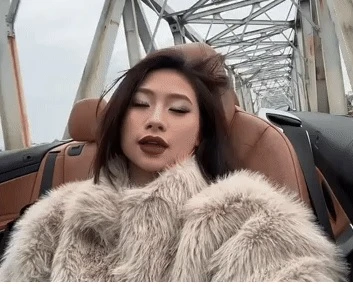 “Tiktoker tai tiếng” Louis Phạm khoe visual trên xế hộp mui trần