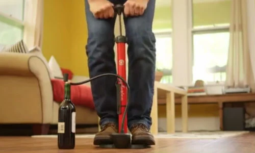 Chiêu mở rượu vang, rượu sâm panh bằng... bơm xe đạp