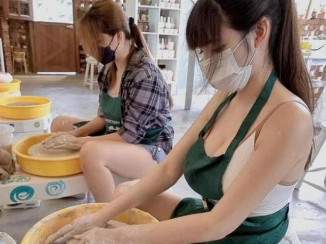 2 cô gái mặc “thoáng mát” ở xưởng gốm, ngoài đời gu mặc còn phóng khoáng hơn?