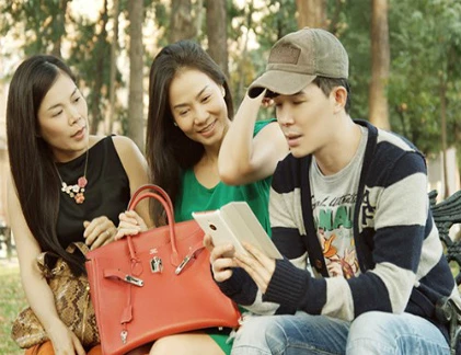 Thu Minh khoe túi hàng hiệu giá "khủng" trên phố