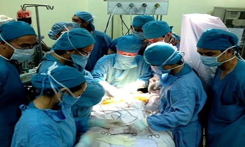 Hành trình cứu sống bé trai 11 ngày tuổi bị đâm xuyên đầu