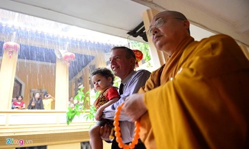 Đại sứ Mỹ đội mưa đi chùa Quán Sứ dự lễ Vu Lan
