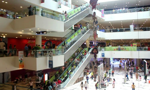 Chen nhau săn khuyến mại ở trung tâm mua sắm mới