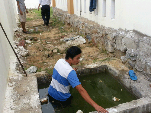Hố ga nơi cháu Nhân rơi xuống và tử vong. Trong trường mầm non mà hố ga lại để trống nắp như thế này thì thật tắc trách.