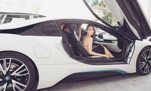 “Nữ hoàng nội y” Ngọc Trinh lưng trần ngồi BMW i8 tiền tỷ