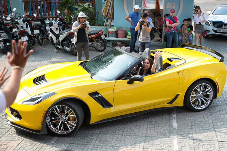 Trà Ngọc Hằng cầm lái siêu xe Chevrolet Corvette tiền tỷ 