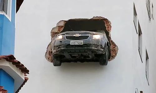 Chevrolet Cruze đâm xuyên tường toà nhà cao tầng