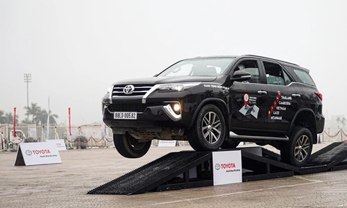 Xem "thánh lật" Toyota Fotuner trình diễn khả năng chống lật