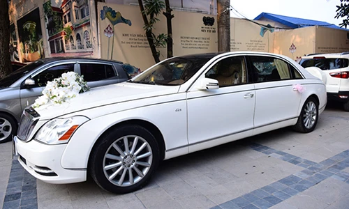 Siêu xe sang Maybach hơn 20 tỷ rước dâu tại Hà Nội