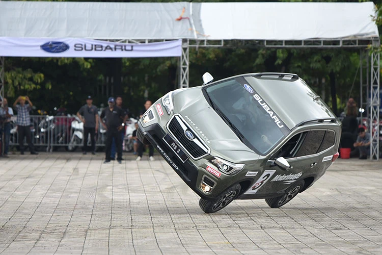 Xem tay đua người Anh - Russ Swift "làm xiếc" cùng xe Subaru ở Hà Nội