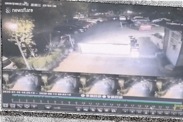 Video: Ôtô phóng nhanh đâm xuyên rào chắn rồi lật nhào