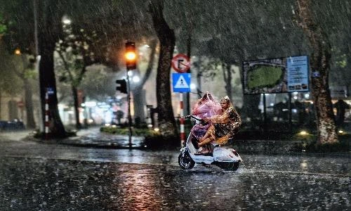 Hà Nội và cơn mưa trong tiết thu đẹp nao lòng dân mạng