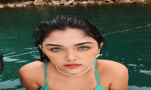 Vlogger Brazil gây kích thích MXH bằng đôi mắt xanh ma mị