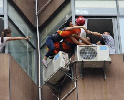 Ngăn cản một phụ nữ định nhảy lầu từ tầng 7