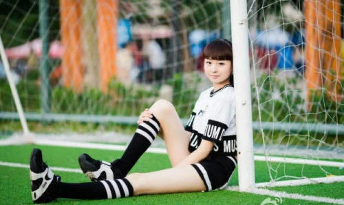 Bé gái 13 tuổi sở hữu đôi chân dài kỷ lục 1,15m