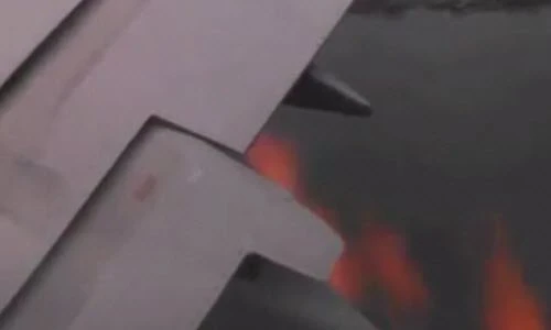 Lửa phát ra từ động cơ máy bay chở khách Mỹ