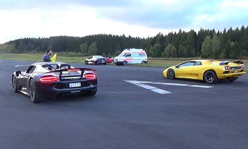 Xem Porsche 918 cho Lamborghini Diablo VT “hít khói”