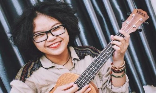 Cô gái 4 mắt gây sốt với bài hát khoe “vòng 1 lép“