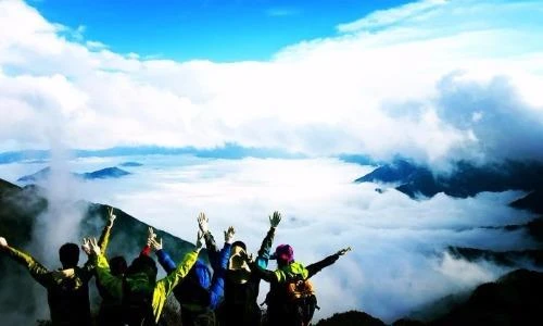 Dân phượt thích thú với điểm săn mây mới tại Yên Bái