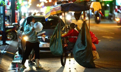 Xúc động người mẹ chở 3 con trai đi nhặt ve chai mưu sinh