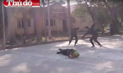 Nữ cảnh sát trình diễn tay không quật ngã kẻ sàm sỡ