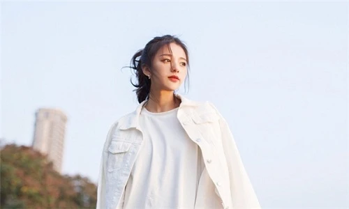 “Hoa khôi học đường” sở hữu vẻ đẹp như minh tinh