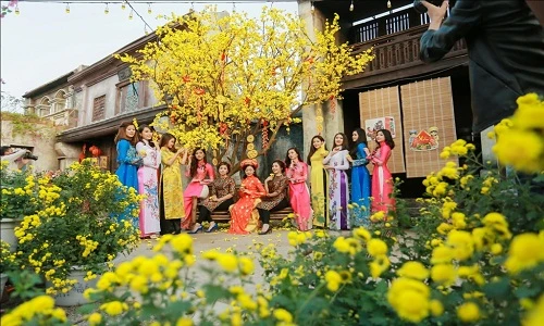 Ngất ngây ngắm thiếu nữ khoe sắc bên hoa Tết đầu năm mới