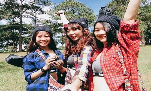 3 cô gái du lịch với nhau, có gì mà không được?