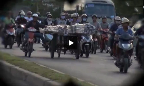 Muôn kiểu làm xiếc trên đường của quái xế Việt