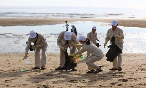 Giới trẻ Cửa Lò đua nhau nhặt rác vì môi trường biển Việt Nam xanh