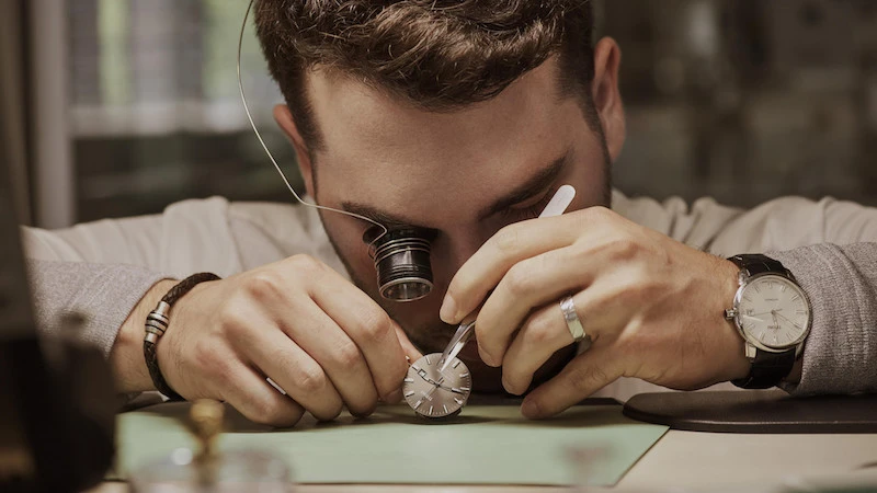 Quy trình chế tác đồng hồ nạm kim cương cầu kỳ thế nào?