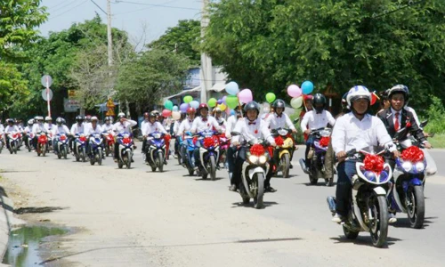 Hàng chục xe Exciter rước dâu hoành tráng ở Phan Rang