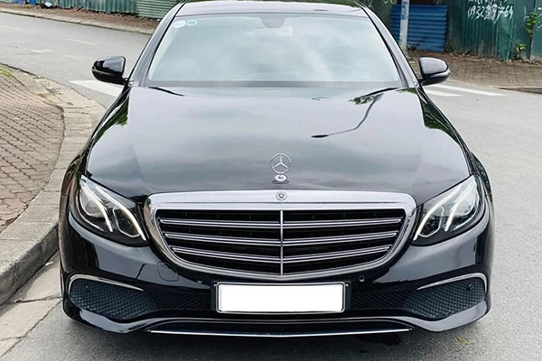 Mercedes-Benz E200 chạy 2 năm "bay" 400 triệu ở Hà Nội