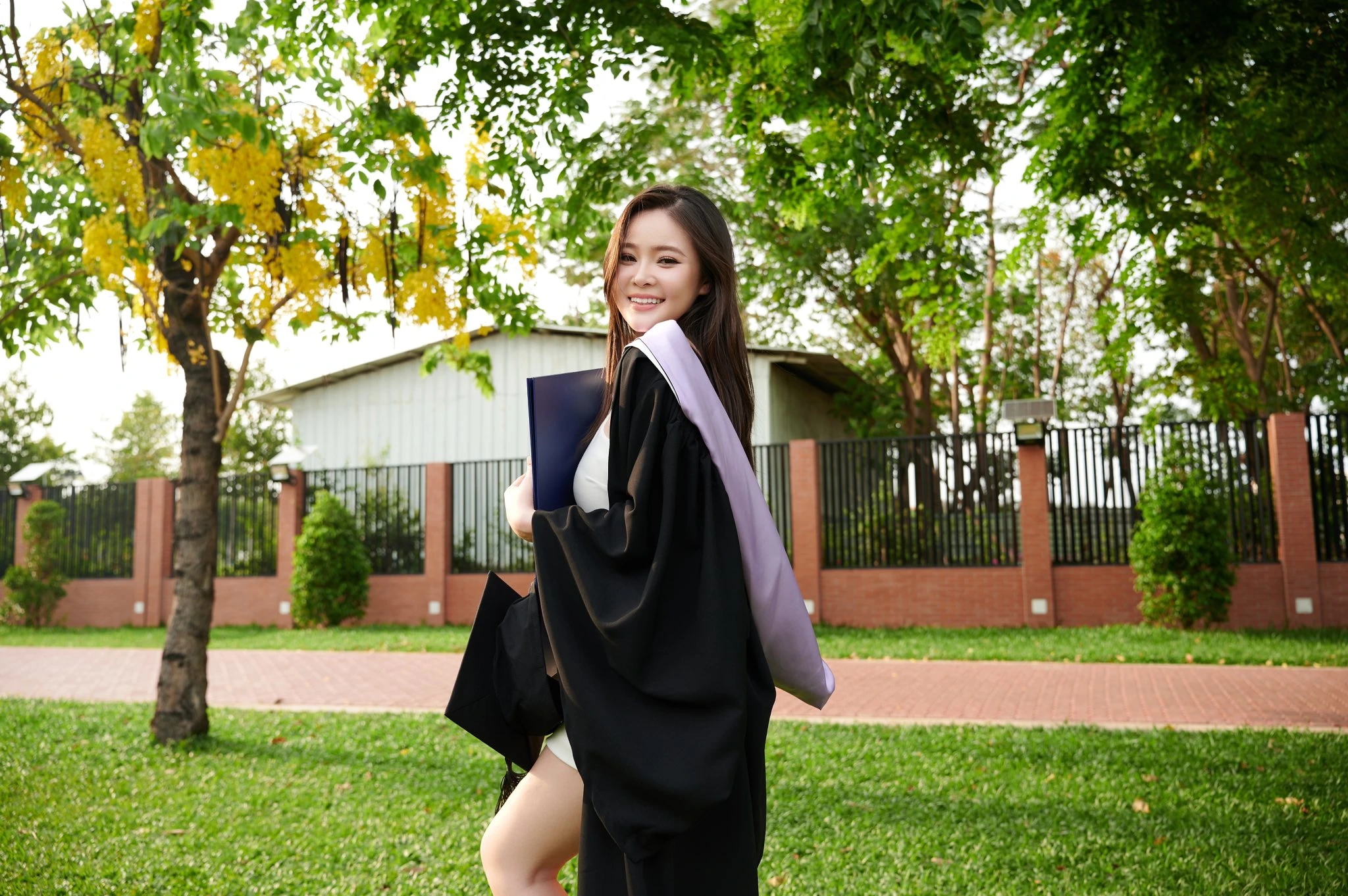 Hot girl số 1 Đà Nẵng cuối cùng cũng chịu tốt nghiệp ĐH RMIT