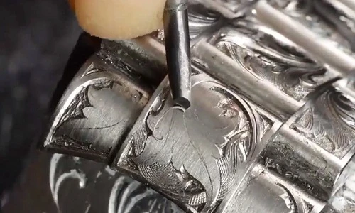 Cận cảnh đồng hồ Rolex sang chảnh khắc bằng tay