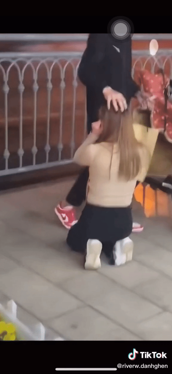 Chang trai lanh lung bo di mac ban gai khoc loc va quy goi cau xin