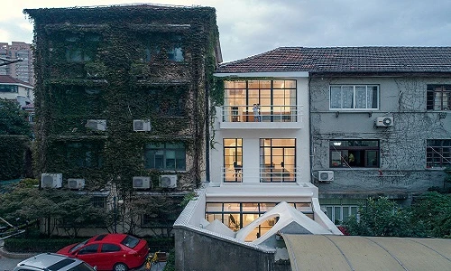 Nhà ống bừng sáng bất ngờ giữa phố cổ sau cải tạo