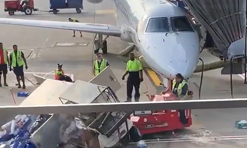 Xe điện suýt đâm thủng máy bay hàng chục triệu USD