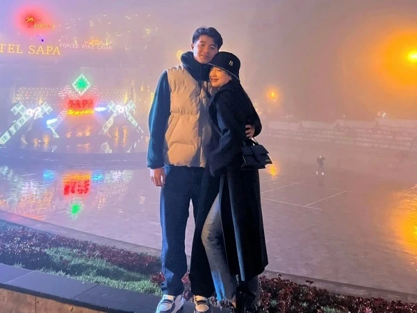 Tranh thủ kì nghỉ, Hà Đức Chinh cùng vợ "phát cẩu lương" cho netizen