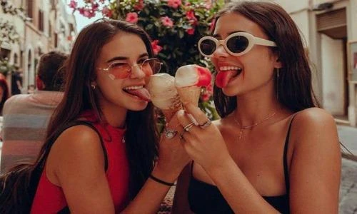 Cặp chị em sinh đôi 9X gây mê vì cuộc sống tựa hội con nhà giàu