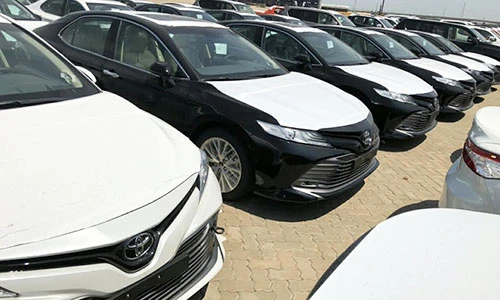 Toyota Camry 2019 ùn ùn về Việt Nam, xe cũ "đại hạ giá"