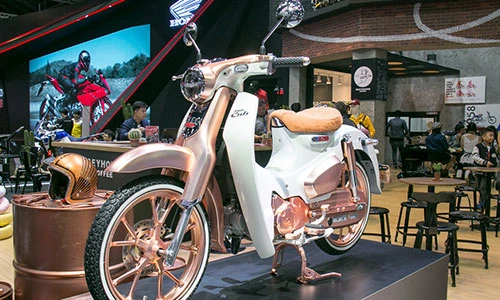 Honda Super Cub C125 mạ vàng "chói mắt" tại Thái Lan