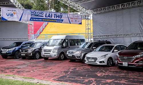 Hàng trăm xe cũ, mới bày bán tại chợ ôtô miền Nam 