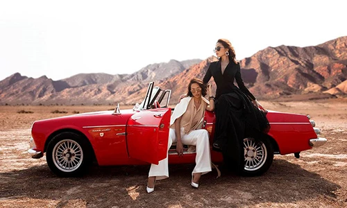 Hoa hậu Kỳ Duyên “cặp kè” Minh Triệu bên Datsun 1600 mui trần