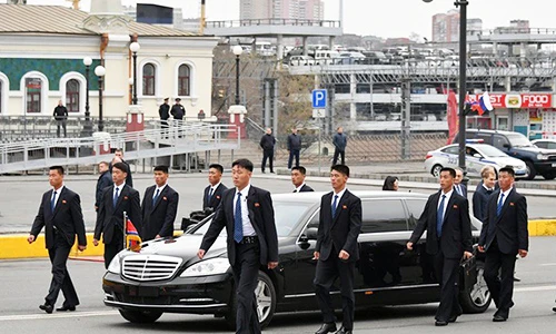 Mercedes-Maybach S600 Pullman chống đạn đón chủ tịch Kim tại Nga 